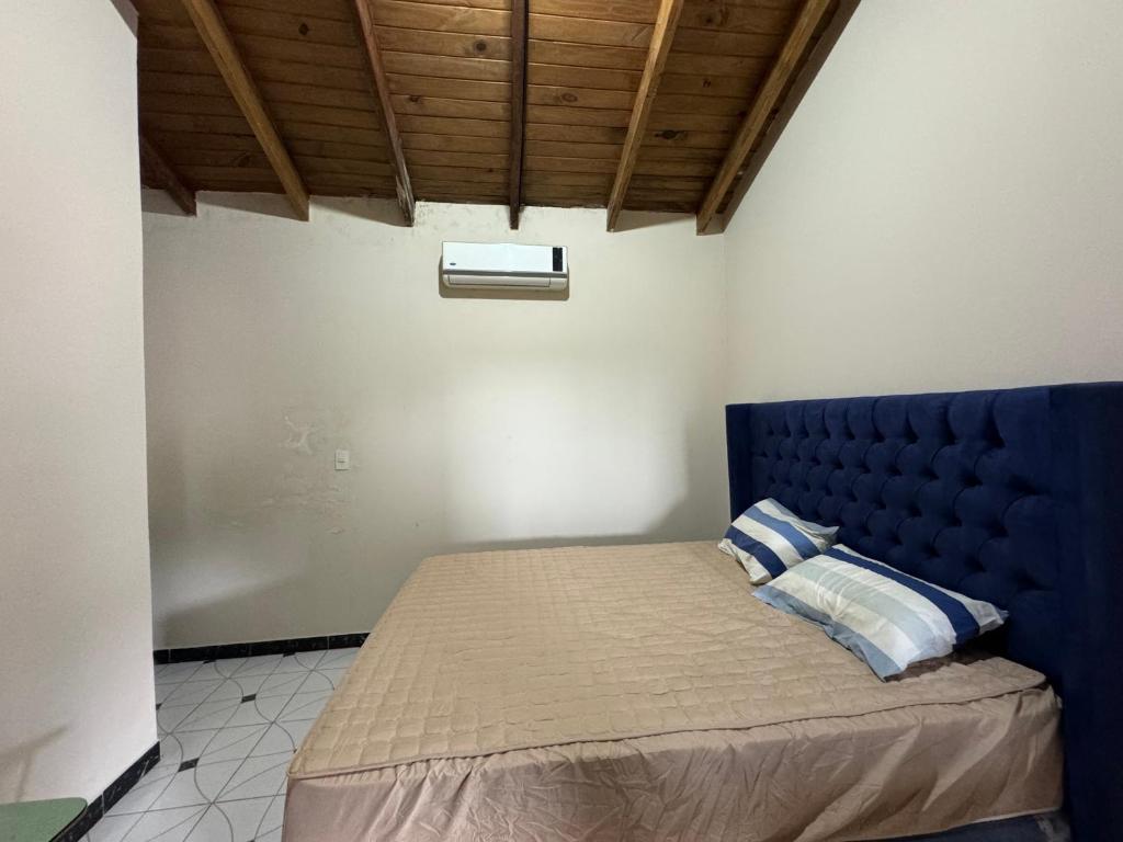 - un lit avec une tête de lit bleue dans l'établissement Departamento ganesha, à Encarnación