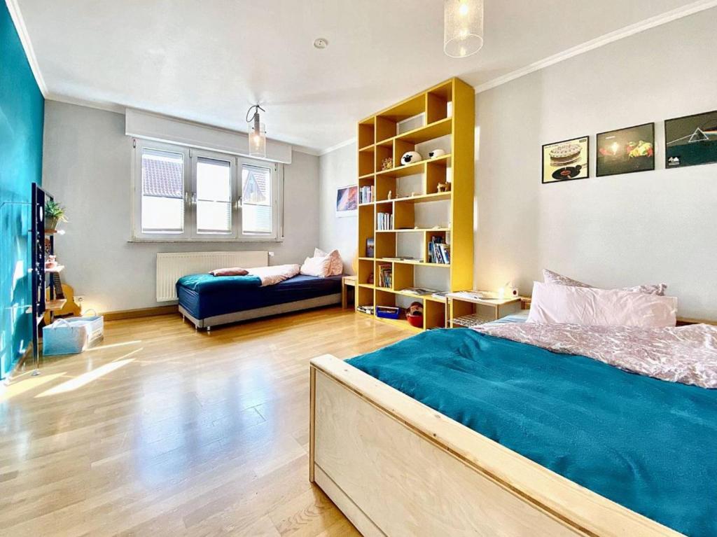 ein Schlafzimmer mit einem Bett und einem Sofa darin in der Unterkunft Apartment Avanzato in Erfurt