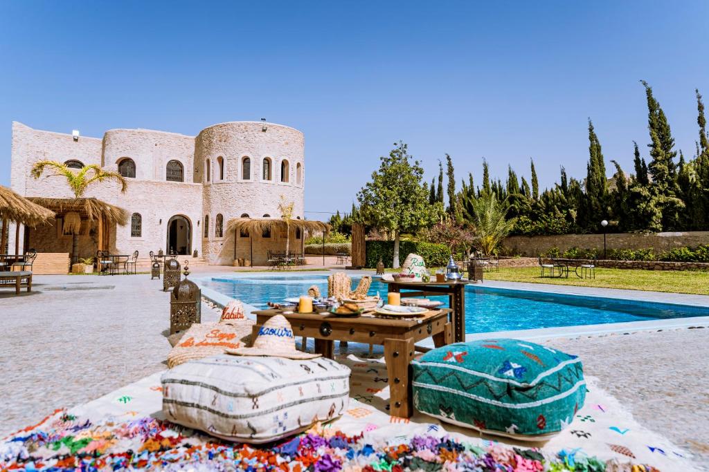 Bazén v ubytování RIAD YANITRI Piscine chauffée nebo v jeho okolí
