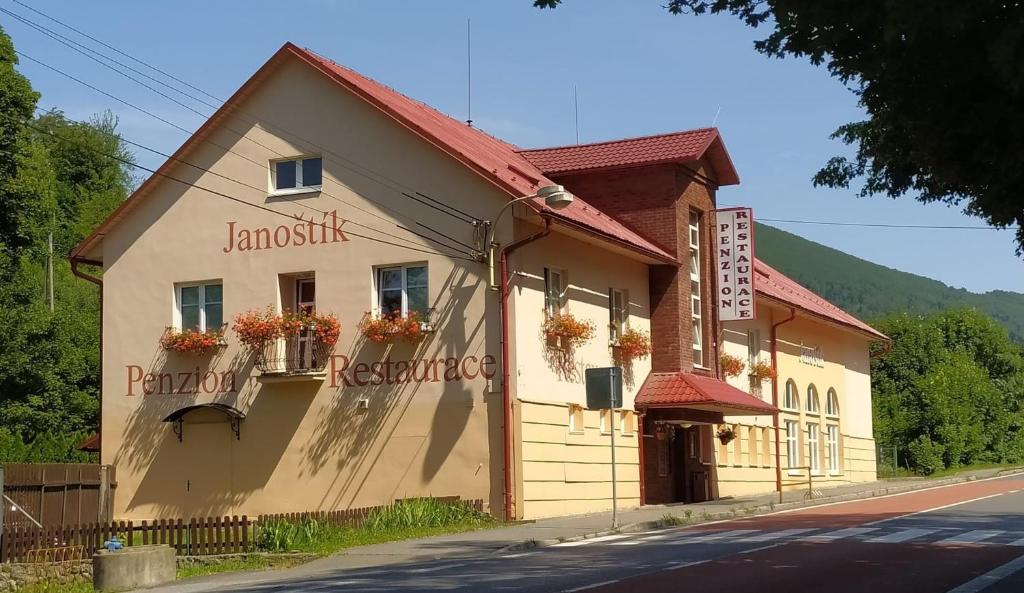 um edifício ao lado de uma estrada em Penzion Janoštík em Rožnov pod Radhoštěm