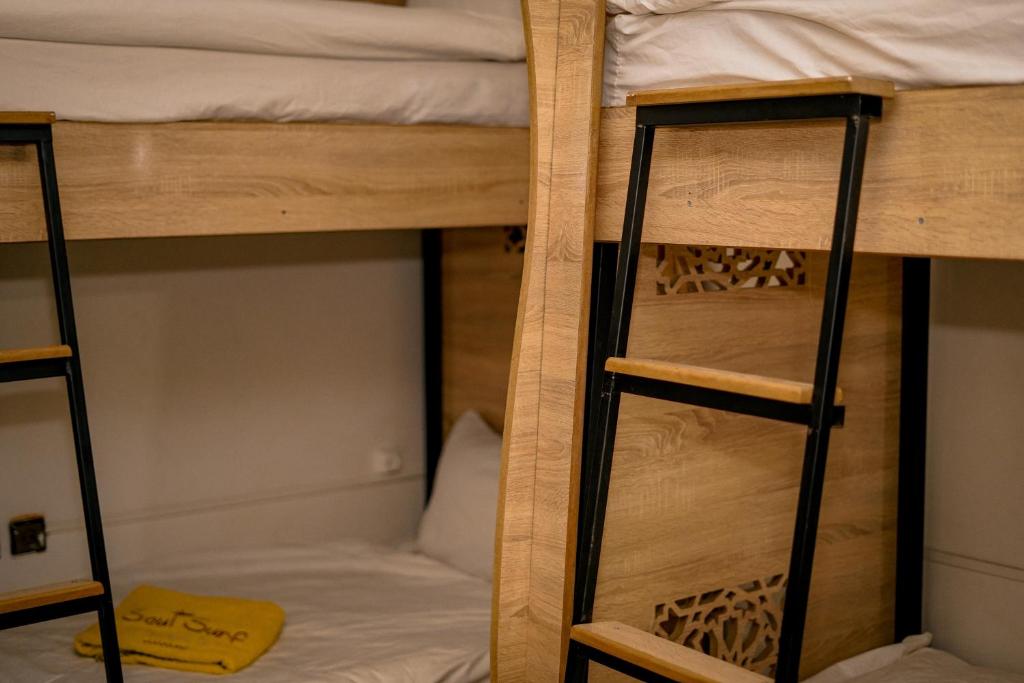 Palanda nebo palandy na pokoji v ubytování Soul Surf House Anza