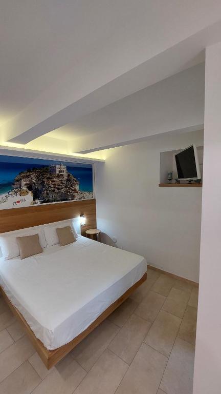 A bed or beds in a room at Don Francisco Rooms - TROPEA
