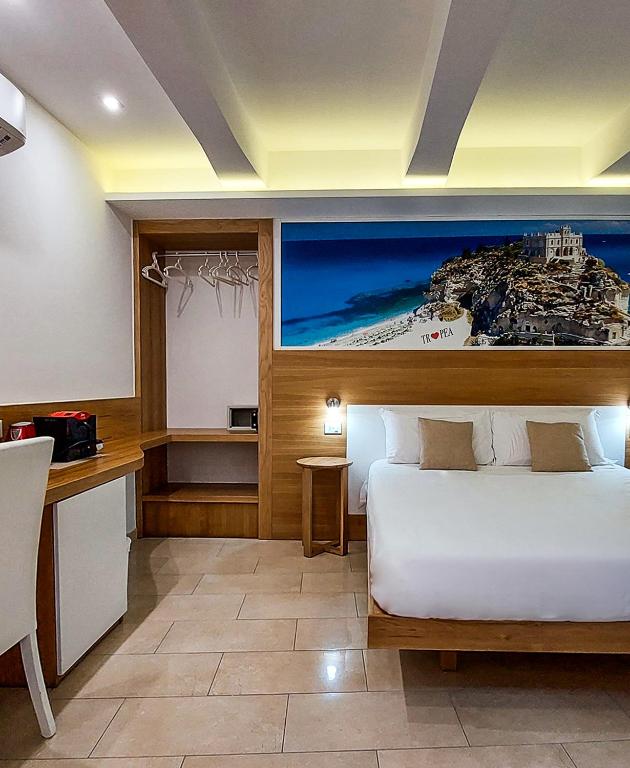 A bed or beds in a room at Don Francisco Rooms - TROPEA
