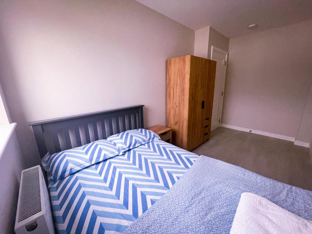 - une petite chambre avec un lit et une armoire en bois dans l'établissement Private cozy room in Dublin, à Dublin