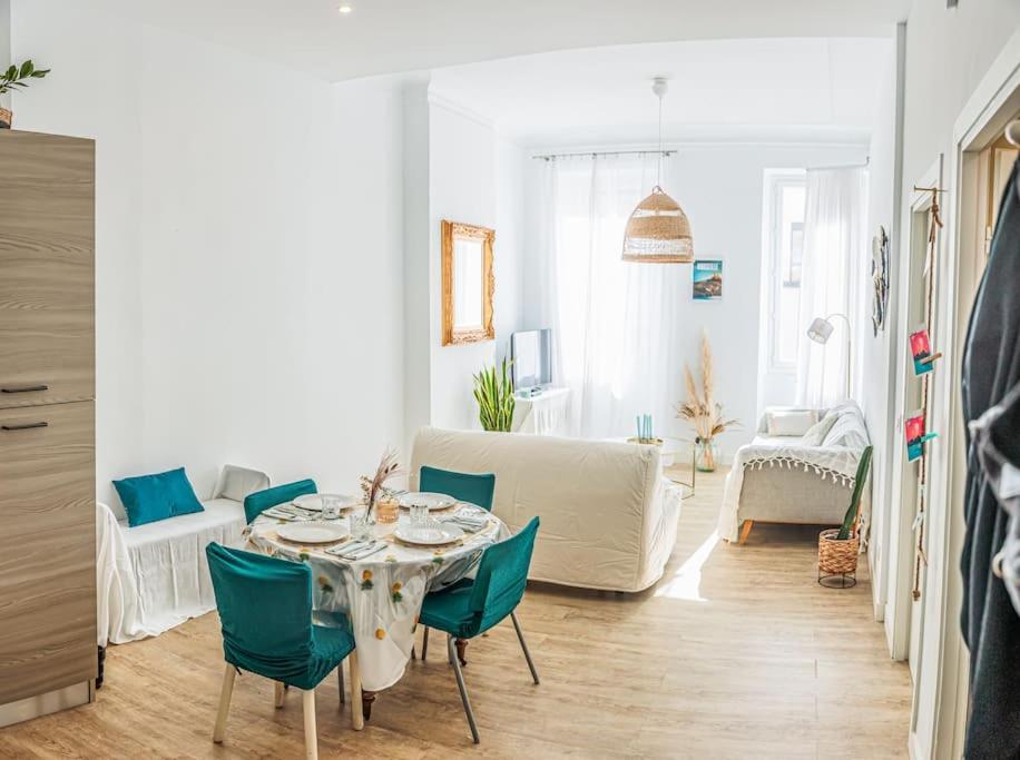 un salon blanc avec une table et des chaises dans l'établissement Emeraude centre ville, à Marseille