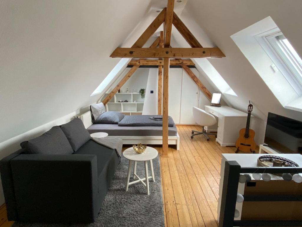 ein Wohnzimmer mit einem Sofa und einem Tisch in der Unterkunft Messeapartment Stockum in Düsseldorf