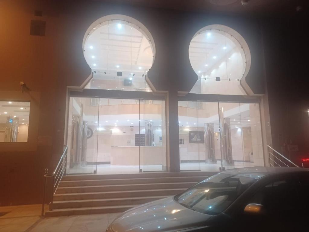une voiture garée devant un bâtiment dans l'établissement عمارة درة السلطان, à Ash Shishah