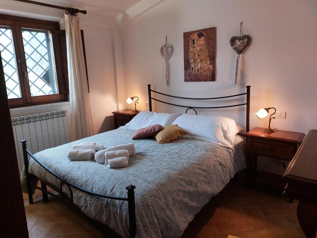 una camera da letto con un letto con due peluche sopra di La Selvarella a Montecchio
