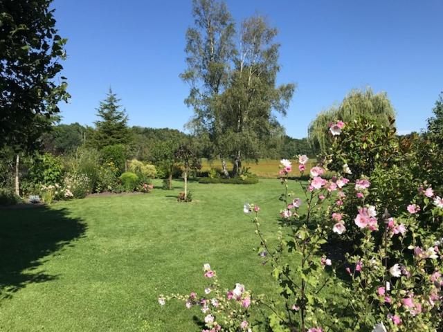 a garden with pink flowers in a yard at Sologne des étangs - Bontens in Saint-Viâtre