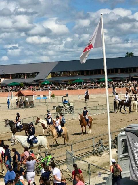 a group of people riding horses in an arena at Sologne des étangs - Bontens in Saint-Viâtre
