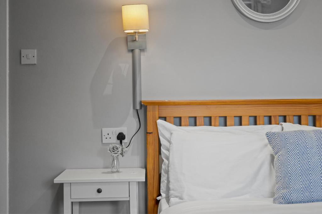 Postel nebo postele na pokoji v ubytování Queensferry Guest house