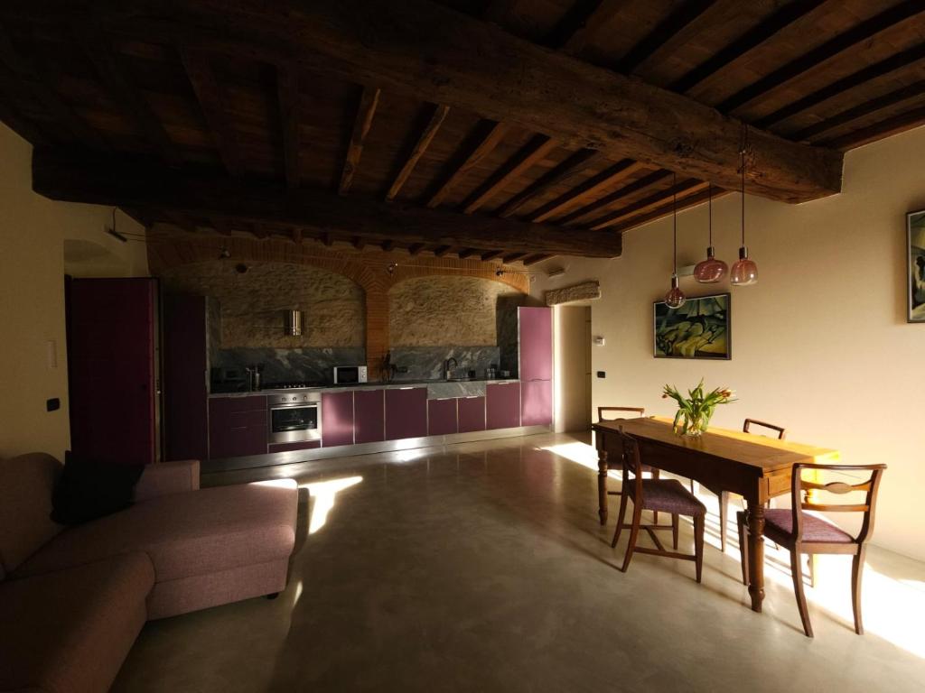 uma cozinha e sala de jantar com mesa e cadeiras em La Piastronata em Massa