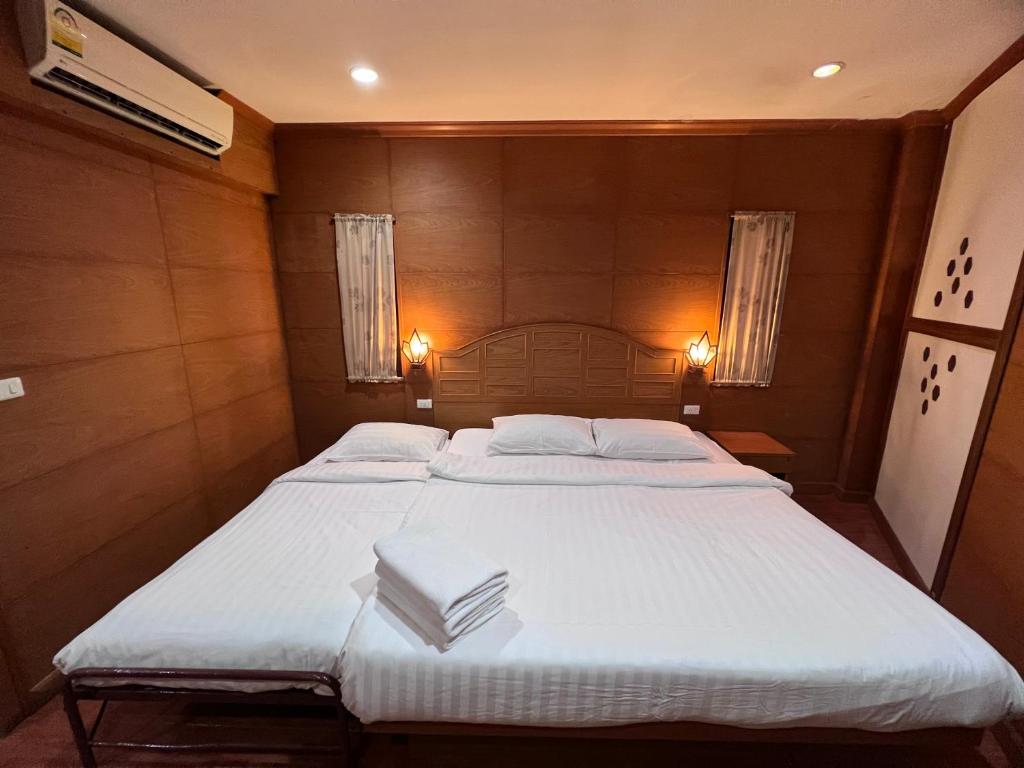 Postel nebo postele na pokoji v ubytování Nanai 2 Residence Patong Phuket