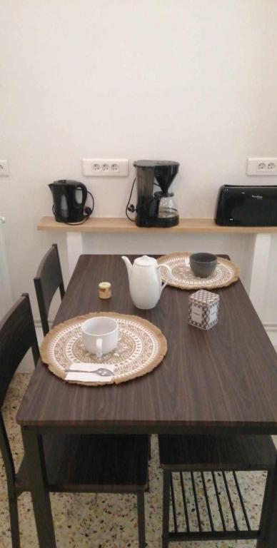 Příslušenství pro přípravu čaje a kávy v ubytování Appart' Cosy Beaucairois
