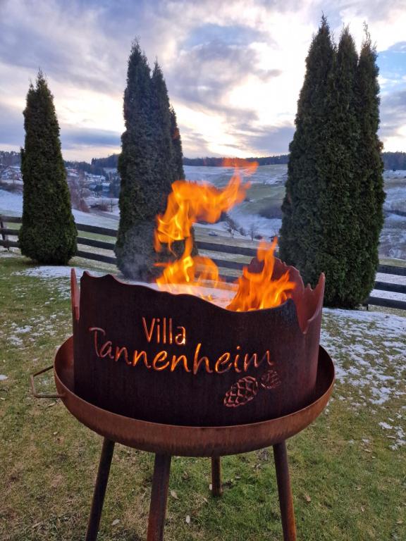 een vuurplaats met de woorden villa tannenberg bij Villa Tannenheim in Castelrotto