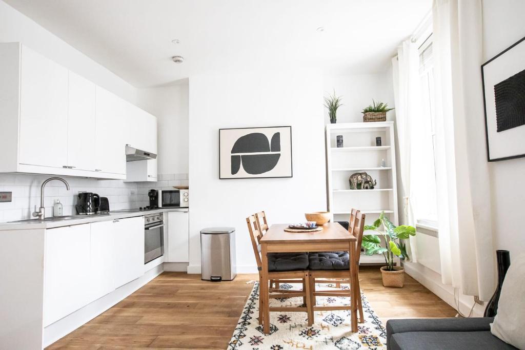 a kitchen with a table and chairs in a room at 1 Bedroom Baker Street Central Apartment in London