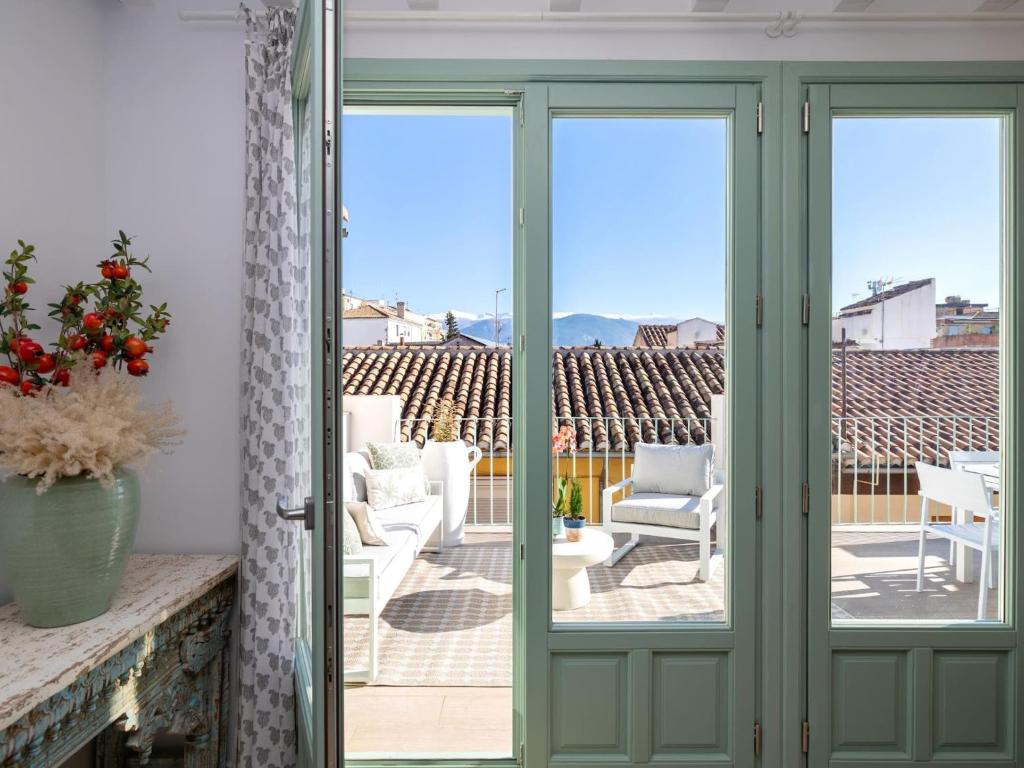 uma porta de vidro deslizante com vista para um pátio em Villa Glorïa 10PAX Parking free em Granada