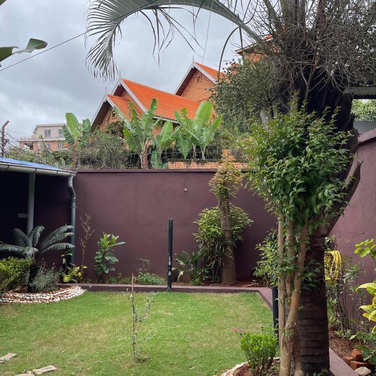 uma casa com um quintal com uma cerca em APPARTEMENT VUE PANORAMIQUE em Antananarivo