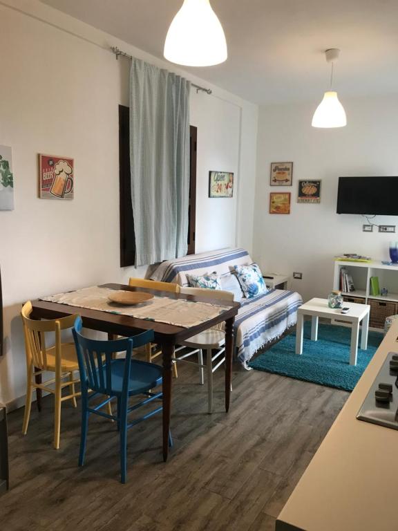 een woonkamer met een tafel en een bank bij Brezza marina in Santa Maria Navarrese