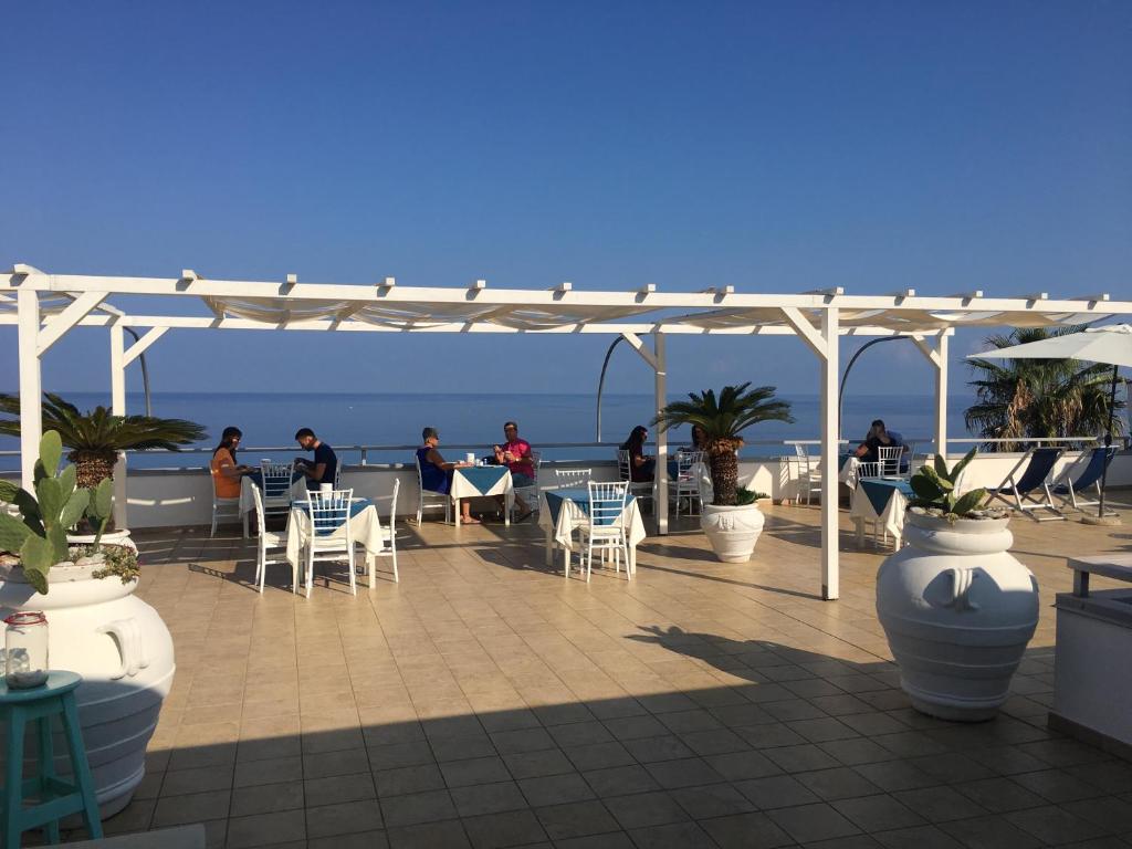 Widok na morze z tego hotelu