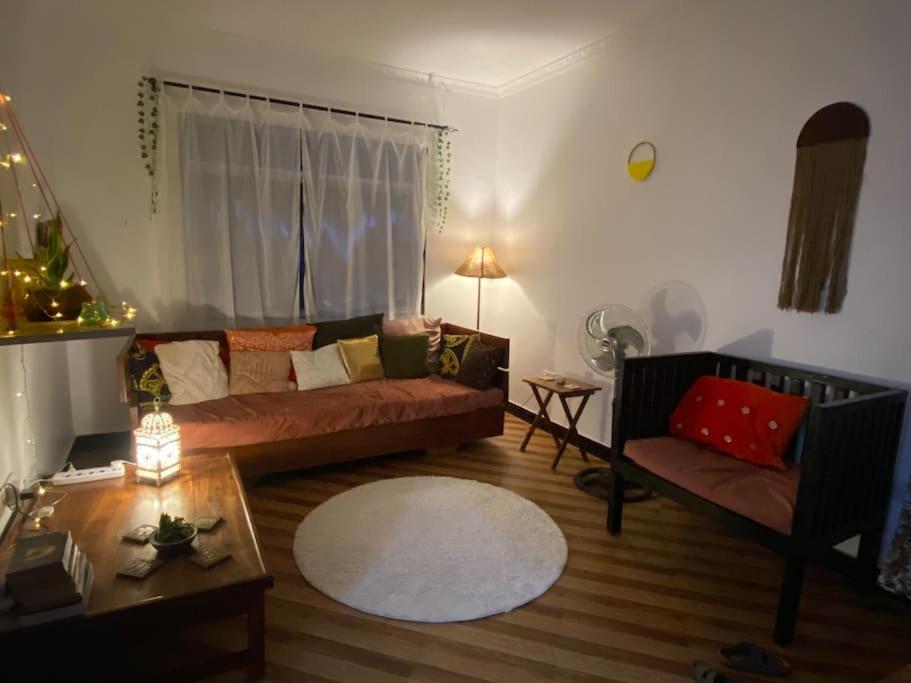 uma sala de estar com um sofá e uma mesa em Hideaway House em Mwanza