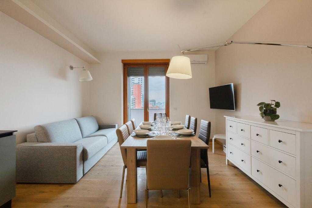 sala de estar con mesa y sofá en Lo Spole Apartment by BarbarHouse, en Milán