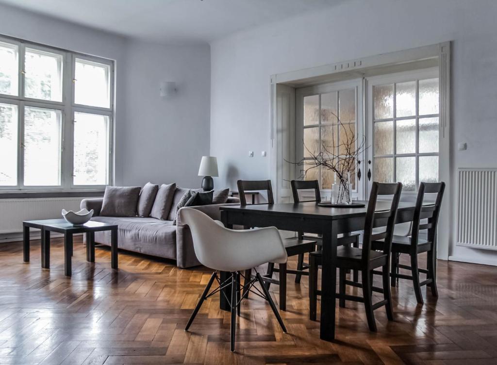 a living room with a table and a couch at Stylowy Park Apartment Wawrzyniaka in Wrocław