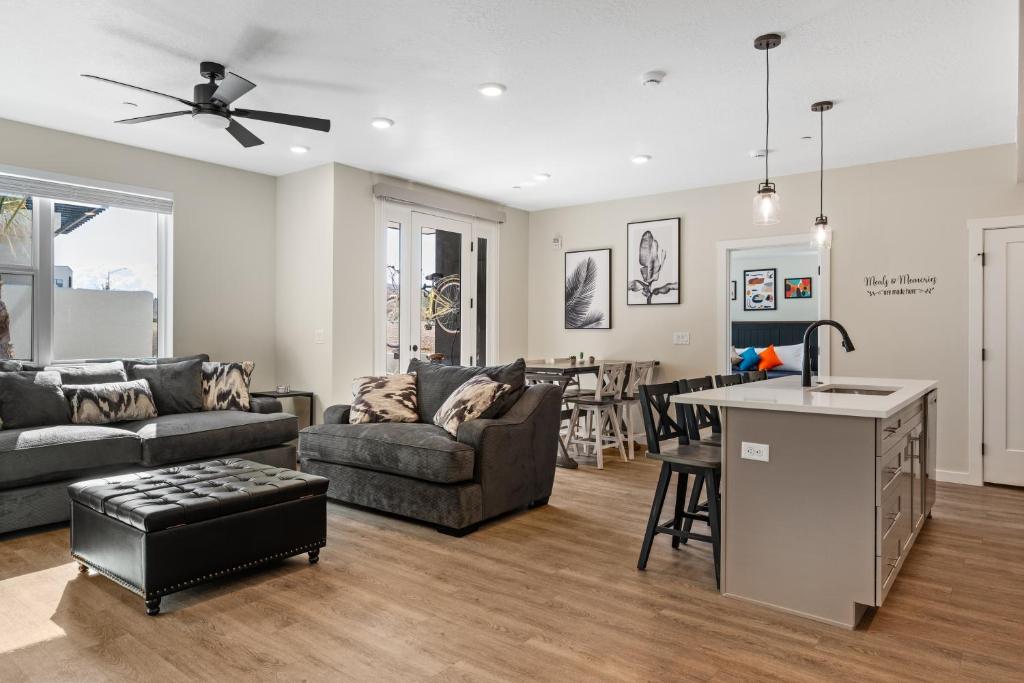 een woonkamer met een bank en een tafel bij Surf's Up condo in St. George