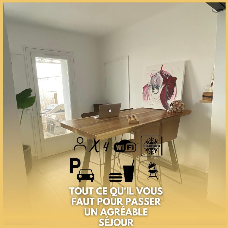 d'un bureau avec un ordinateur portable. dans l'établissement Le 8 - Maison - Jardin - BBQ - Aigues Mortes, à Aigues-Mortes