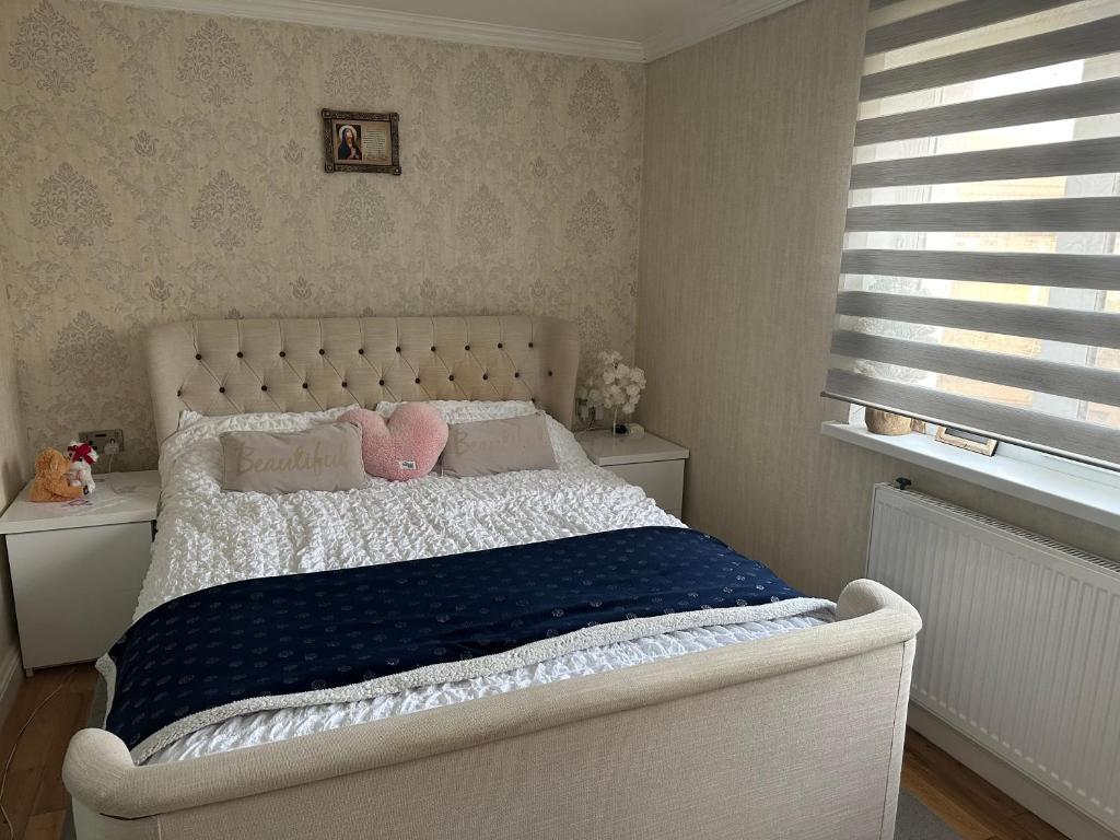 a bedroom with a bed with two stuffed animals on it at Wellcome to Petru in Nevendon