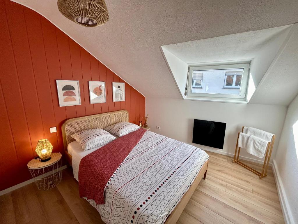 une chambre avec un lit et une télévision dans l'établissement Douce Agathe - Duo-Groupe, Chaleureux, Tram 200m, Centre 10min, à Strasbourg