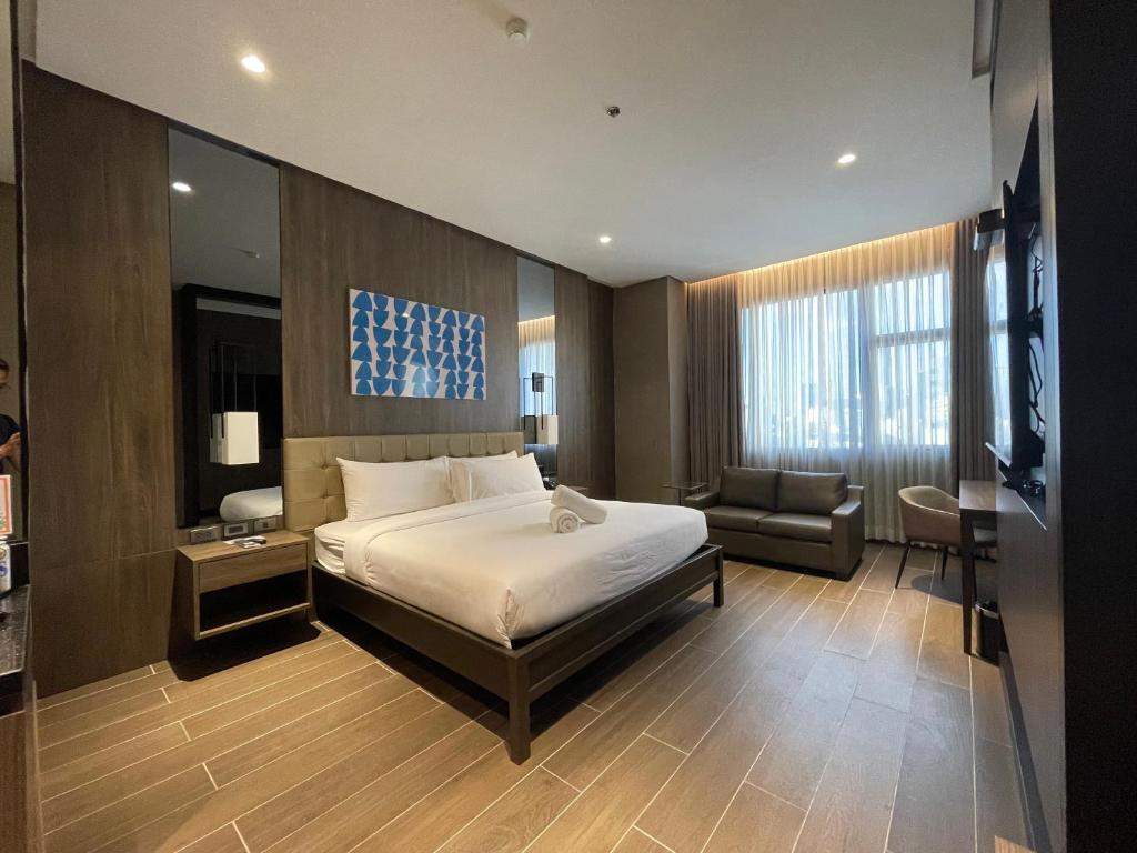 Postel nebo postele na pokoji v ubytování Hotel A and A Quezon City powered by Cocotel