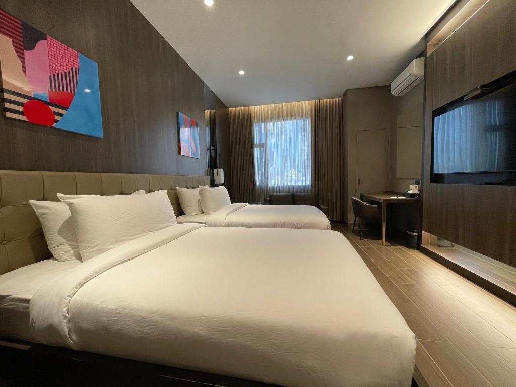 Postel nebo postele na pokoji v ubytování Hotel A and A Quezon City powered by Cocotel