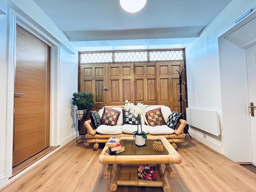 Sala de estar con 2 sofás y mesa en Private 2 Bed Guest House - Van Parking, M25 & A1 connections, en Potters Bar
