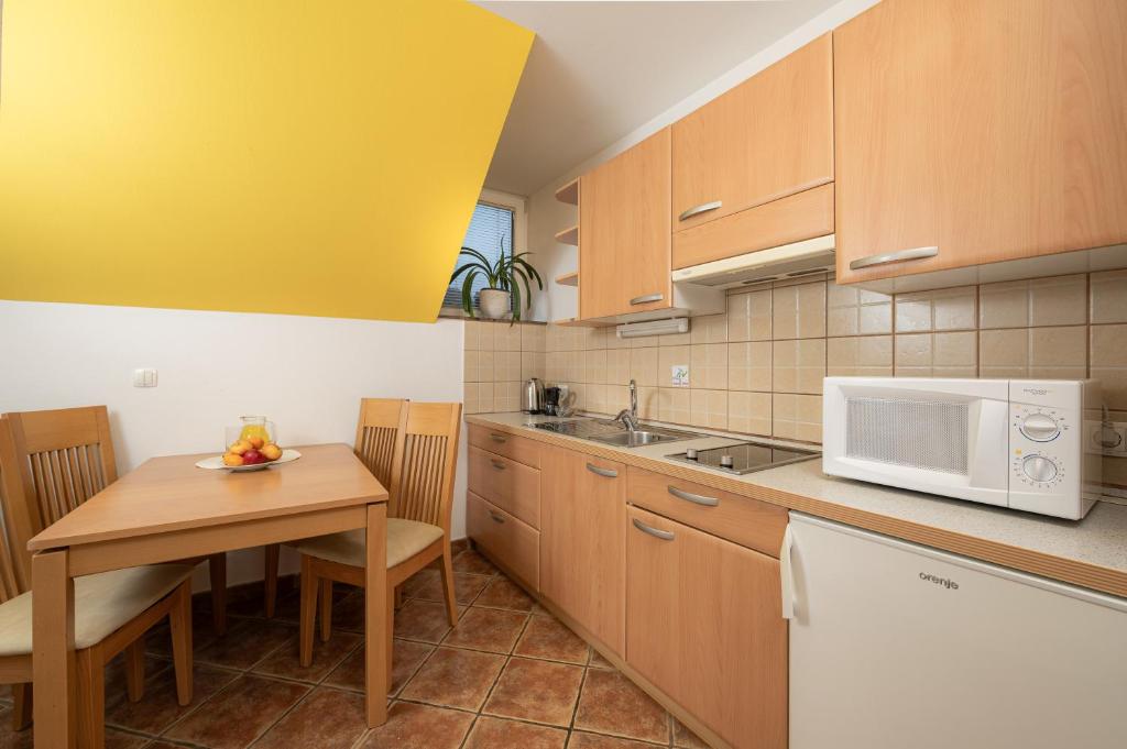 Kuchyň nebo kuchyňský kout v ubytování Rooms & Apartments Pr Matjon