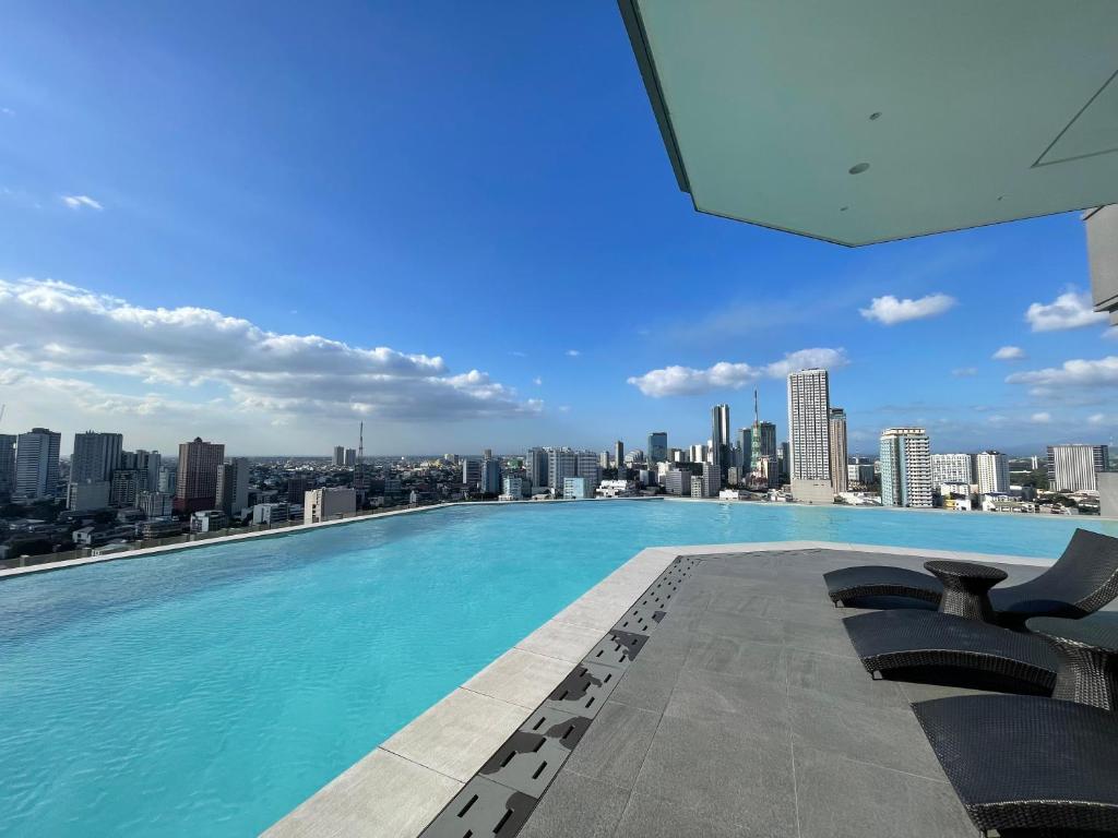 Bazén v ubytování Hotel A and A Quezon City powered by Cocotel nebo v jeho okolí
