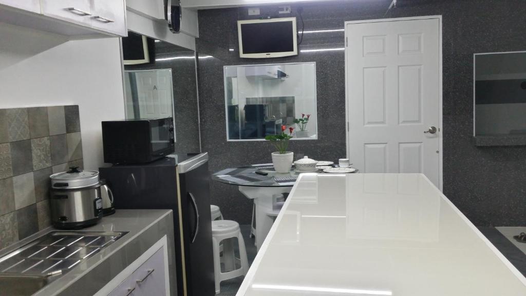 Kuchyň nebo kuchyňský kout v ubytování ERVORUTO HOSTEL 23 Makati
