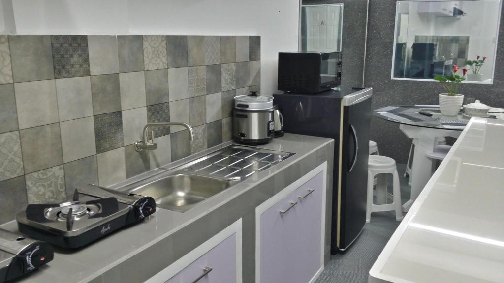 Kuchyň nebo kuchyňský kout v ubytování ERVORUTO HOSTEL 23 Makati