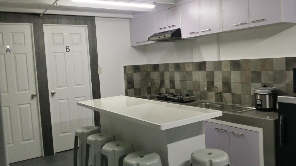 Kuchyň nebo kuchyňský kout v ubytování ERVORUTO HOSTEL 23 Makati