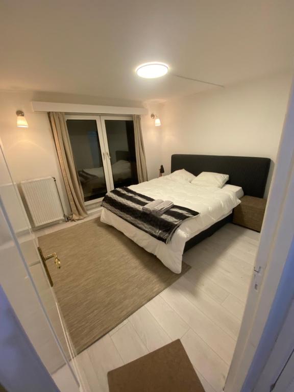 Un dormitorio con una cama grande y una ventana en Appartement in hartje lier, en Lier