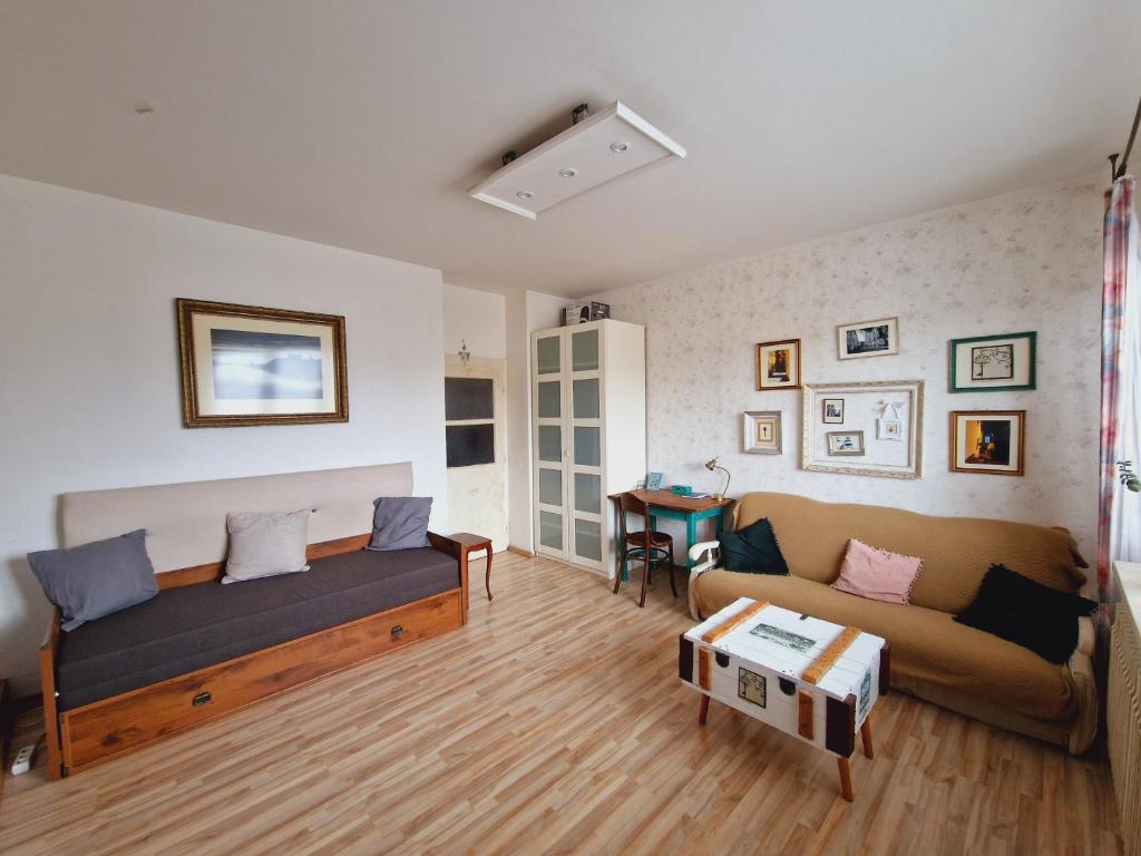 una sala de estar con un sofá y una mesa en Touch of history apartment, en Bratislava