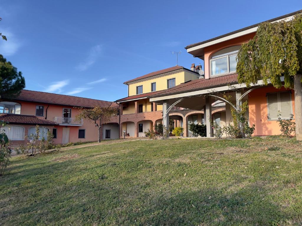 ein großes Haus mit einem Hof davor in der Unterkunft Landora in Grazzano Badoglio