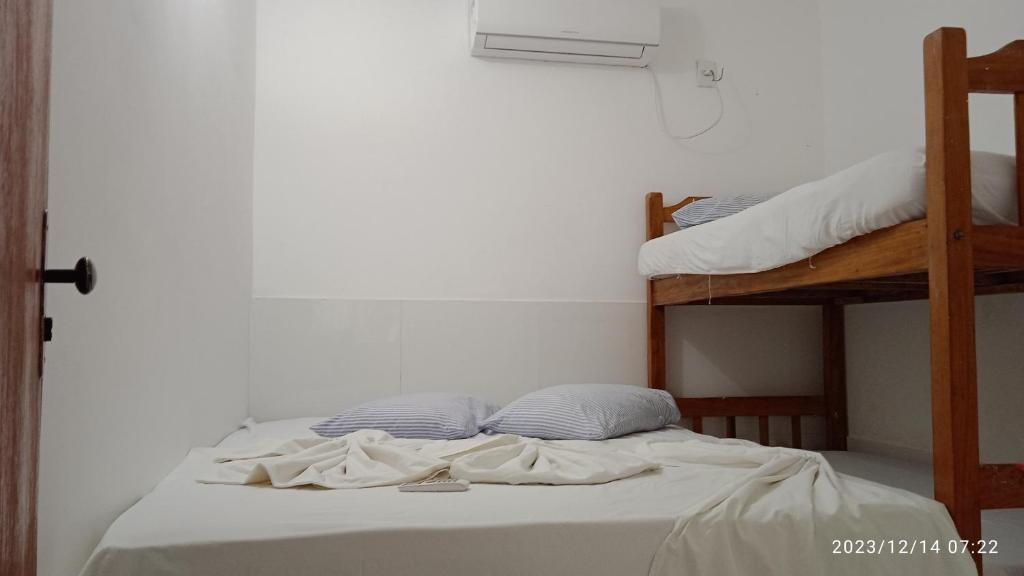 een bed in een kamer met 2 stapelbedden bij Vanu in Morro de São Paulo
