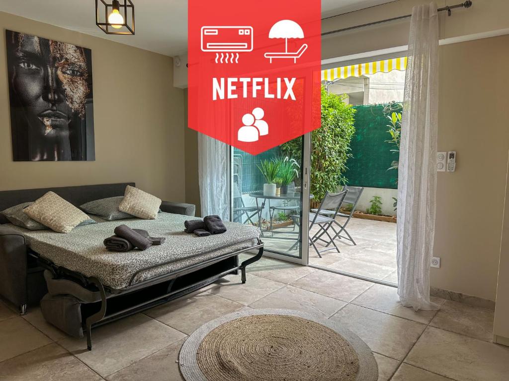 - une chambre dotée d'un lit avec un panneau netflix dans l'établissement COSY MADRID, appartement proche de la mer, à Cannes