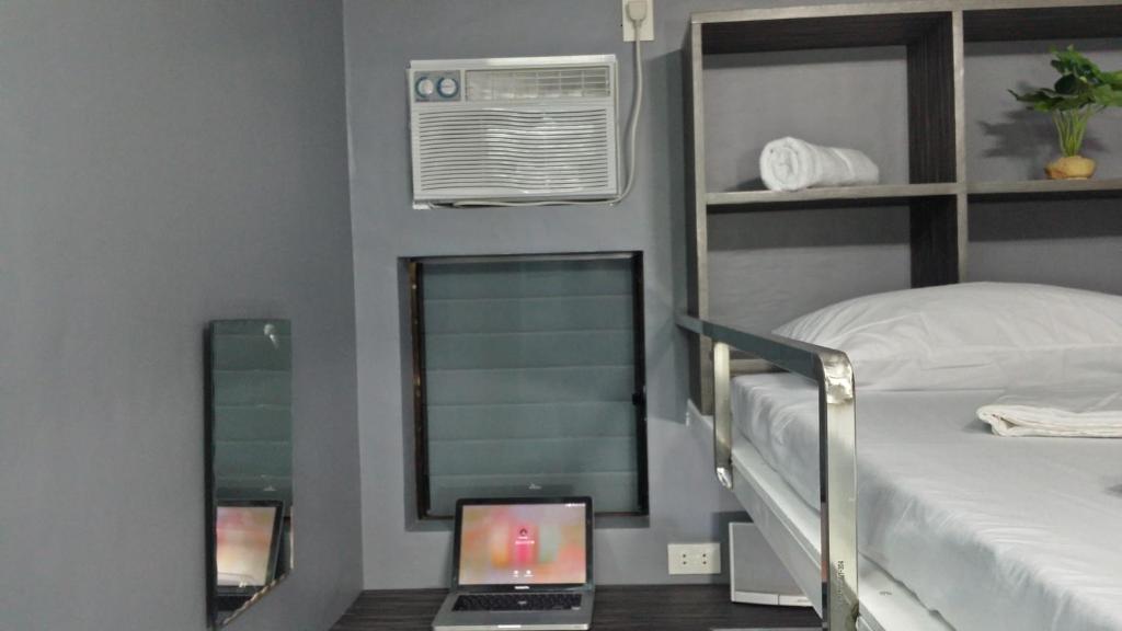 Postel nebo postele na pokoji v ubytování ERVORUTO HOSTEL 23 Makati