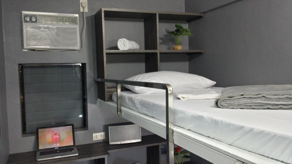 Postel nebo postele na pokoji v ubytování ERVORUTO HOSTEL 23 Makati