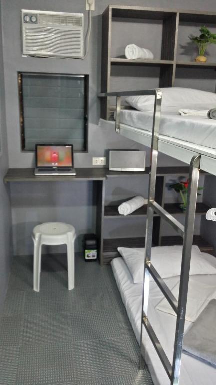 Palanda nebo palandy na pokoji v ubytování ERVORUTO HOSTEL 23 Makati