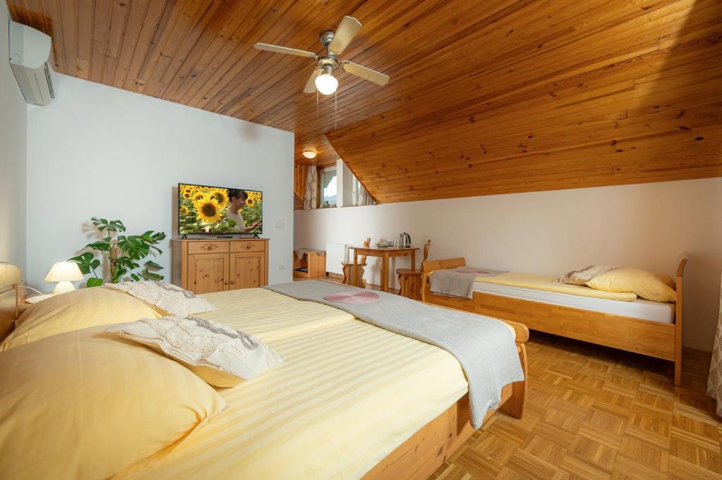 Postel nebo postele na pokoji v ubytování Rooms & Apartments Pr Matjon