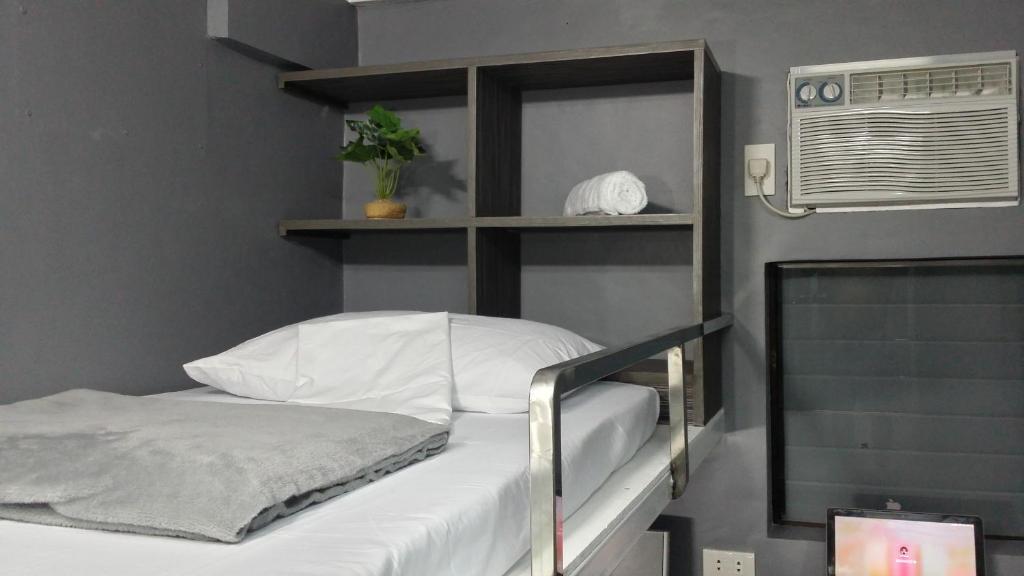 Postel nebo postele na pokoji v ubytování ERVORUTO HOSTEL 23 Makati