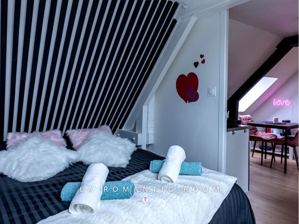 Postel nebo postele na pokoji v ubytování La Romantic Room - Mansardé - Arrivée Autonome